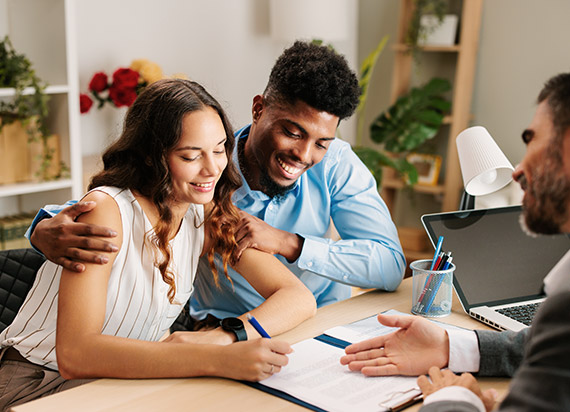 couple-getting-home-loan-2